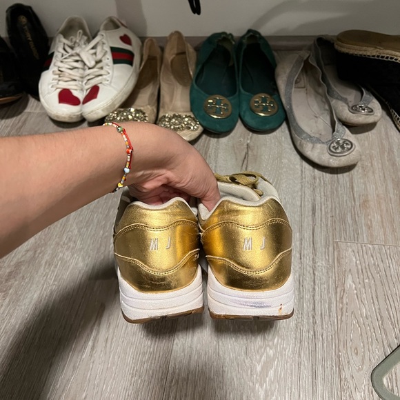 Nike Gold - Picture 4 of 6